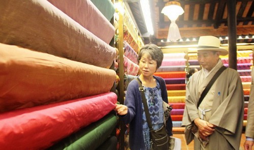 Silk experts from Japan visit a silk workshop in Hoi An, Vietnam. Tuoi Tre