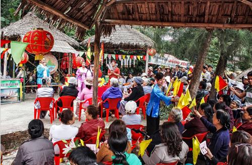   ‘Bai Choi Ngay Xuan’ (Singing While Acting as Playing Cards on Spring Days)