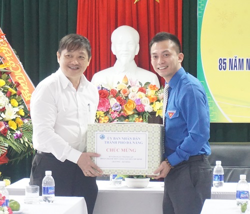 Vice Chairman Dung (left) and Secretary Ba Canh