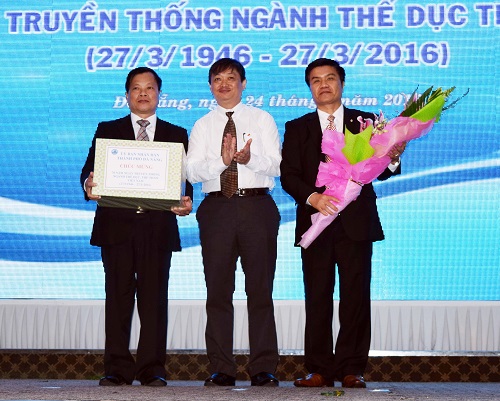 Municipal People's Committee Vice Chairman Dang Viet Dung (middle) presenting a gift to representatives from the city's sports sector