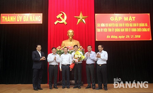 Leaders of Da Nang presenting flowers to their counterparts  from Quang Nam