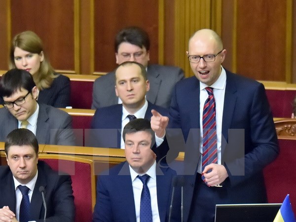 Thủ tướng Ukraine Arseniy Yatsenyuk (phải, hàng thứ 2) phát biểu trong phiên bỏ phiếu bất tín nhiệm Chính phủ của Quốc hội ở Kiev ngày 16/2. (Nguồn: AFP/TTXVN)