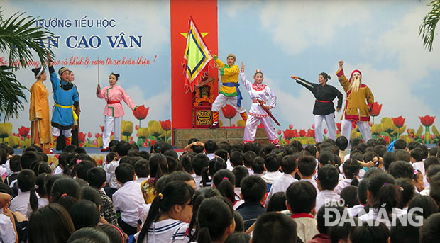 Các nghệ sĩ Nhà hát tuồng Nguyễn Hiển Dĩnh biểu diễn trích đoạn Trần Quốc Toản ra quân tại Trường tiểu học Trần Cao Vân.