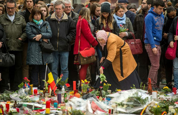 Hàng ngàn người đặt hoa tưởng niệm các nạn nhân trong các vụ tấn công ở Brussels.  		      Ảnh: AFP