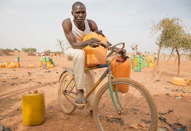 Người đàn ông Burkina Faso này vừa mua được 2 thùng nước sạch ở Guikofe, Ouagadougou. Gần 20% dân số Burkina Faso không hề được tiếp cận nước sạch.