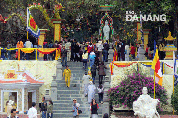 Phật tử, người dân, du khách dâng hương và hoa lên Quán Thế Âm Bồ tát cầu mong sự chở che, nguồn an vui trong cuộc sống.