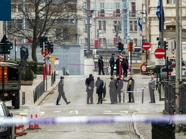 Cảnh sát Bỉ làm nhiệm vụ tại khu vực gần ga tàu điện ngầm Maalbeek ở Brussels sau vụ tấn công ngày 22/3. (Nguồn: AFP/TTXVN)