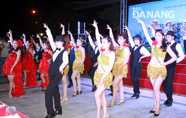 Các vũ công của Trường Trung học Văn hóa nghệ thuật Đà Nẵng biểu diễn làm nóng người trong thời tiết giá lạnh tại sân khấu khai mạc.