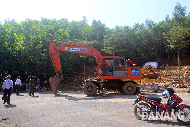 Chỉ khi báo chí nêu, Mặt trận xã Hòa Ninh, huyện Hòa Vang mới biết có sai sót trong công tác quản lý Nhà nước dẫn đến vụ việc xây dựng nghĩa trang trái phép.  Trong ảnh: Cưỡng chế tháo dỡ nghĩa trang xây trái phép ở Hòa Ninh.        			            Ảnh: Trọng Huy