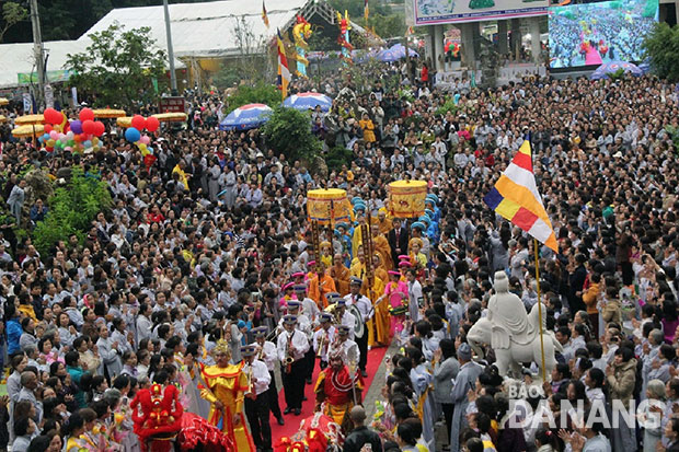 Lễ chính ngày 27-3 thu hút đông đảo chư tôn, tăng ni, phật tử, đạo hữu cùng người dân, du khách tham gia.