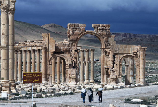 Cổng vòm chiến thắng tại thành cổ Palmyra đã bị IS phá hủy.  			                Ảnh tư liệu: AFP