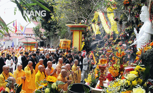 Offering incense to the Avalokitesvara Bodhisattva