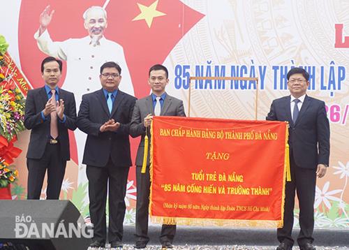 Deputy Secretary Tri (right) presenting the laudatory banner to representatives from the YU 