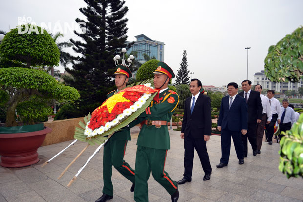 Lãnh đạo thành phố đặt vòng hoa và dâng hương tưởng niệm các anh hùng, liệt sĩ