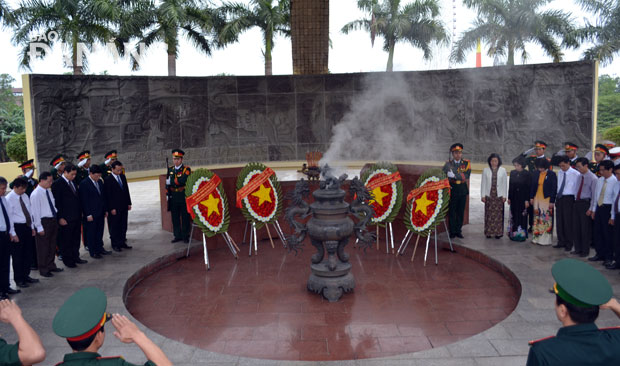 Lãnh đạo thành phố dành phút mặc niệm tưởng nhớ các anh hùng, liệt sĩ hy sinh vì sự nghiệp giải phóng quê hương 