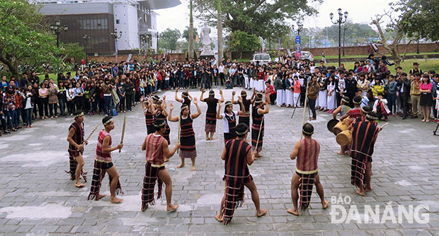 Đội cồng chiêng, múa tung tung - da dá (xã Hòa Bắc, huyện Hòa Vang) trình diễn tại tiền sảnh Bảo tàng Đà Nẵng, thu hút đông đảo người xem.