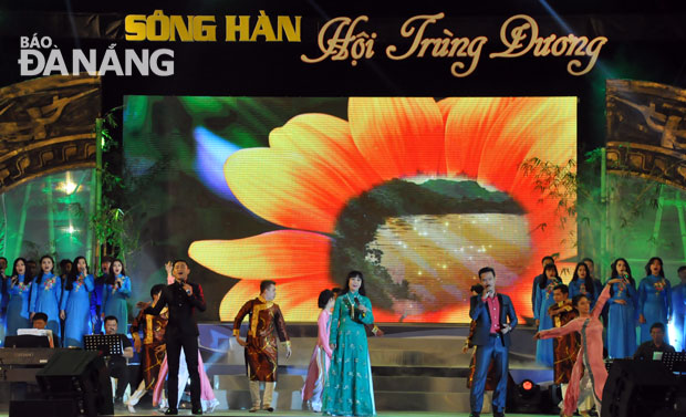 Tình ca, một ca khúc nổi tiếng của nhạc sĩ Phạm Duy được trình bày bởi  các ca sĩ Ánh Tuyết, Thụy Long, Quý Bình