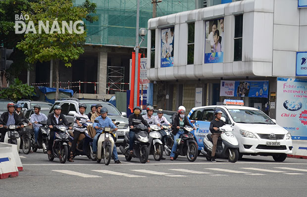 Hưởng ứng văn hóa, văn minh đô thị, người dân thành phố ngày càng chấp hành quy định về an toàn giao thông. TRONG ẢNH: Người dân dừng trước vạch khi có tín hiệu đèn đỏ tại ngã tư Trần Phú - Lê Duẩn. 						                            Ảnh: VIỆT DŨNG