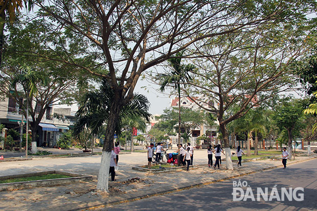 Nhờ sự đồng thuận của chính quyền và nhân dân, phường Hòa Thuận Tây đã xây dựng được nhiều không gian xanh, bộ mặt đô thị được chỉnh trang, sạch đẹp. TRONG ẢNH: Trẻ em chơi đùa trong bóng mát tại công viên Nguyễn Trác.