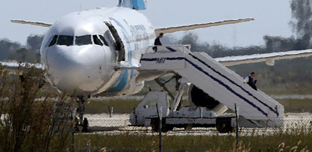 Các con tin rời khỏi máy bay Airbus A320 của hàng không EgyptAir tại sân bay Larnaca ở Larnaca, CH Síp. 									  Ảnh: Reuters