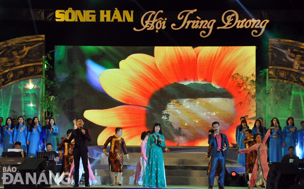 Tình ca, một ca khúc nổi tiếng của nhạc sĩ Phạm Duy được trình bày bởi các ca sĩ Ánh Tuyết, Thụy Long, Quý Bình