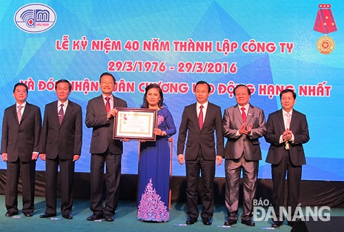 Representatives from the company receiving the First-class Labour Medal