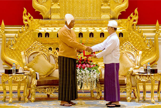  Tân Tổng thống Myanmar Htin Kyaw (trái) nhận con dấu tổng thống từ tay ông Thein Sein trong lễ bàn giao chính quyền tại dinh tổng thống ở Naypyitaw ngày 30-3. 			                                                  Ảnh: Reuters