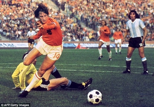 7.  Johan Cruyff: Ông có một khả năng mà không phải ai cũng có là có thể nhận ra điểm yếu của một hàng phòng ngự nằm ở đâu và mình cần làm gì để khai thác nó. Khả năng đi bóng nhanh, tinh tế và chuẩn xác là những kĩ năng mà ông sử dụng để thoát ra khỏi sự truy cản của đối phương và thẳng đến tình huống đối diện với thủ môn.