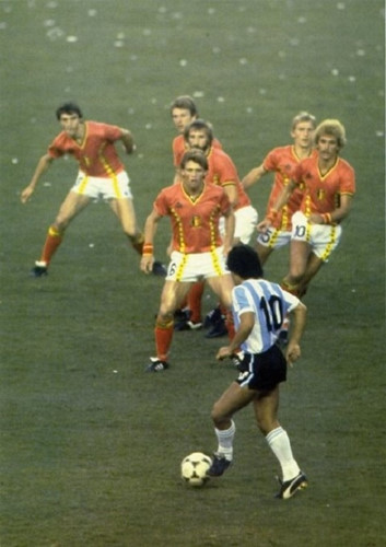 Diego Maradona: Diego có thể vượt qua những hậu vệ đối phương một cách dễ dàng, những động tác giả mà ông thực hiện thường không quá cầu kì, hoa mĩ nhưng đúng thời điểm và vô cùng chính xác khiến cho hậu vệ không thể phán đoán được hướng đi của bóng.