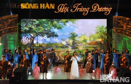  The impressive performance ‘Ho Cheo Thuyen’ (Boat Ride Shanty) opened the concert