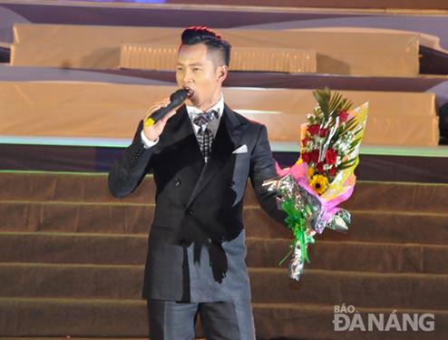  Duc Tuan sings the romantic song ‘Ve Day Nghe Em’ (Come Here, My Darling!)