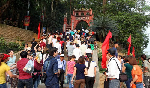 People are seen flocking to the Hung Kings Temple Festival in 2013. Tuoi Tre