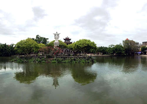 Hồ nước hình chữ nhật, rộng khoảng 4 ha, được kè đá xung quanh nằm trực diện với con đường từ thị trấn Phát Diệm dẫn vào nhà thờ. Giữa hồ là một hòn đảo trên đó có bức tượng Chúa.