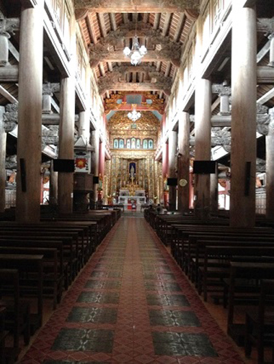 Trong nhà thờ có 6 hàng cột gỗ lim (48 cột) nguyên khối, hai hàng cột giữa cao tới 11m, chu vi 2,35m, mỗi cột nặng khoảng 10 tấn.