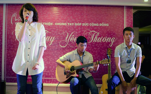 Hoàng Trang trong một chương trình ca nhạc quyên góp quỹ từ thiện. (Ảnh nhân vật cung cấp)