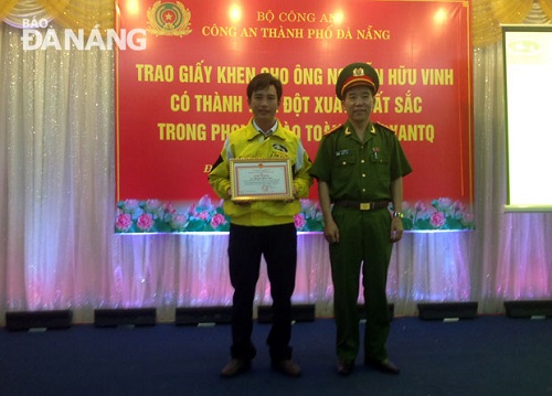 Taxi driver Nguyen Huu Vinh (left) with Col Le Quoc Dan