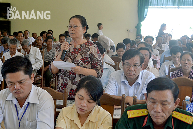 Cử tri phường Hòa Quý, quận Ngũ Hành Sơn phát biểu tại buổi tiếp xúc với các đại biểu HĐND thành phố. 						          Ảnh: Đặng Nở