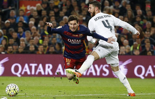 Tình huống phạm lỗi của Ramos với Messi. Ảnh: Reuters.