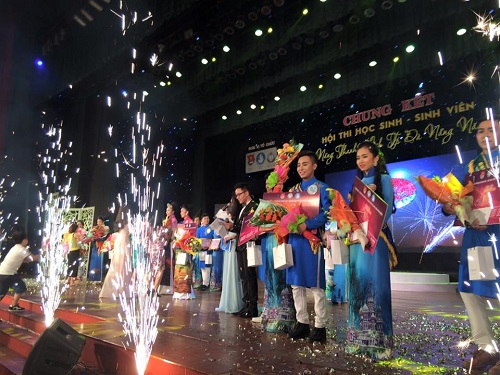 Outstanding contestants receiving their prizes (Photo: hssvtainangthanhlichdanang)