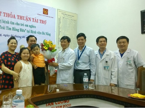 Mr Dung’s family members (left) and the hospital’s representatives (Photo: Internet)