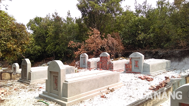 Một trường hợp làm giả mộ ngay trong khuôn viên nghĩa trang trên rừng Trung Sơn bị cơ quan chức năng phát hiện, đình chỉ.                           Ảnh: Phan Chung