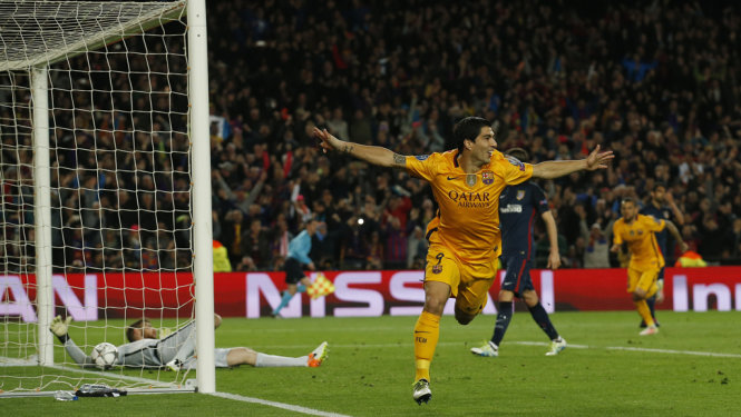 Niềm vui của Suarez sau khi nâng tỉ số lên 2-1 cho Barcelona. Ảnh: Reuters