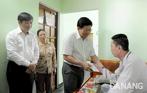 Deputy Secretary Tri (centre) presenting a gift to Mr A (first right)