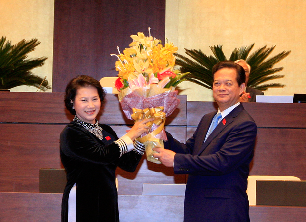 Chủ tịch Quốc hội Nguyễn Thị Kim Ngân tặng hoa nguyên Thủ tướng Nguyễn Tấn Dũng sau khi được Quốc hội thông qua Nghị quyết miễn nhiệm chức vụ Thủ tướng Chính phủ.    Ảnh: TTXVN