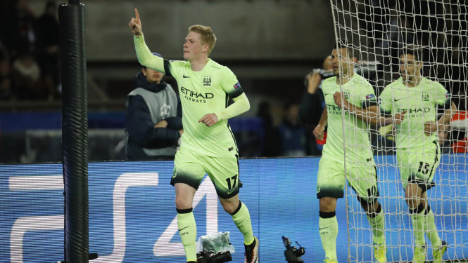 Niềm vui của De Bruyne sau khi mở tỉ số cho M.C. Ảnh: Reuters