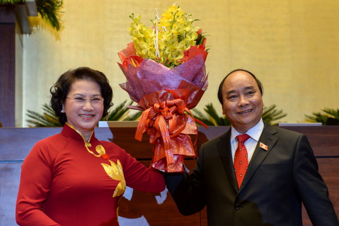 Chủ tịch Quốc hội Nguyễn Thị Kim Ngân tặng hoa chúc mừng Thủ tướng Nguyễn Xuân Phúc - Ảnh: Tuổi trẻ