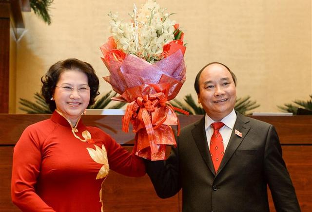 Chủ tịch Quốc hội Nguyễn Thị Kim Ngân tặng hoa tân Thủ tướng Chính phủ Nguyên Xuân Phúc 