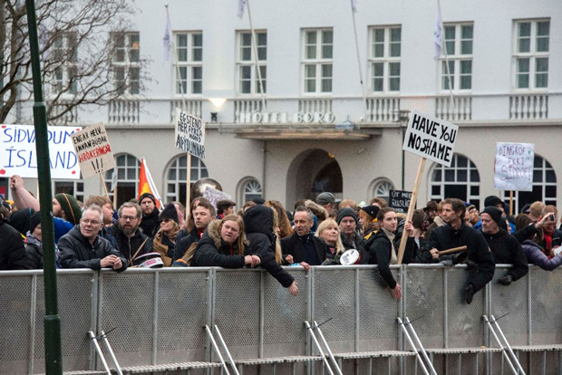 Những người biểu tình tập trung bên ngoài trụ sở Quốc hội ở Reykjavik, mang những pa-nô có dòng chữ “Ngài không thấy xấu hổ sao?”. 	                                   Ảnh: AFP