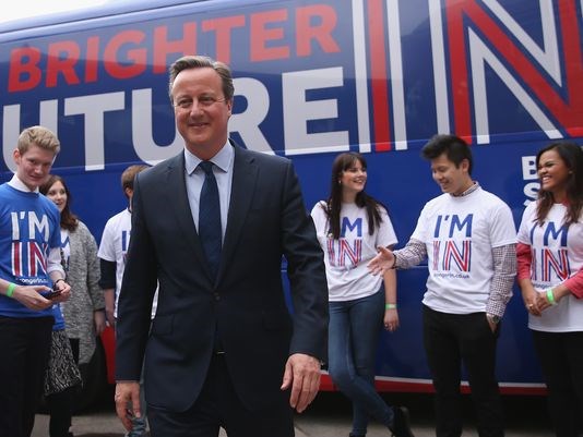 Thủ tướng Anh David Cameron tham gia một cuộc vận động hôm 7/4 (Nguồn: Getty)