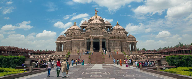 Ngôi đền chính Akshardham mandir, cao 43 mét, được điêu khắc công phu trên từng chi tiết bao phủ khắp ngôi đền. (Ảnh: website của Akshardham.com)